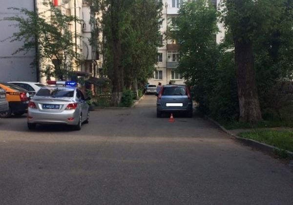 В Пятигорске иномарка во дворе многоэтажного дома сбила пожилую женщину